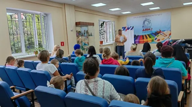 Рубен Савялов и Владимир Храмцов обсудили с педагогами ДШИ поддержку семей в рамках народной программы