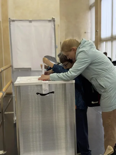 Жители Люберец  голосуют на участках вместе с близкими