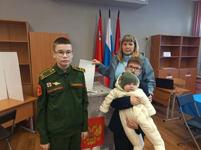 Жители Люберец приходят голосовать целыми семьями