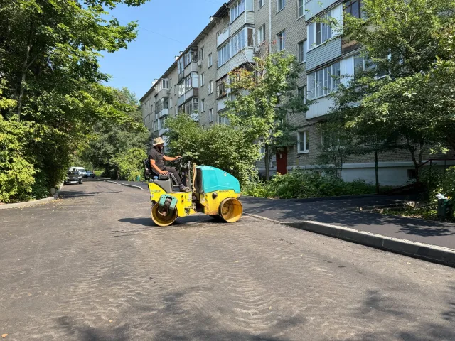 Завершаются работы по замене асфальта во дворах на улице Лермонтова в Дзержинском городского округа Люберцы
