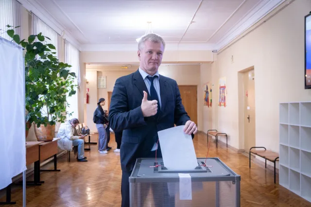Депутат Мособлдумы Дмитрий Дениско проголосовал в лицее №4 в Люберцах