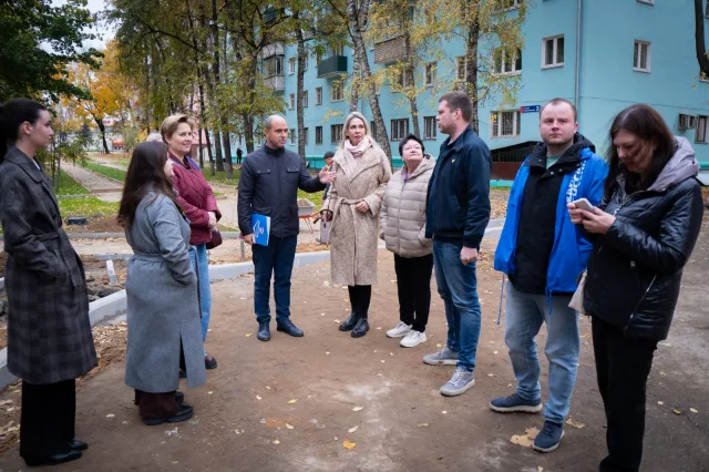Партийцы проверили благоустройство сквера на улице Куракинская
