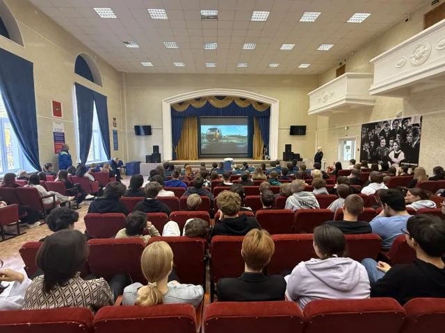 Полицейские Люберец провели краш курс для студентов техникума имени Гагарина