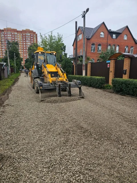 Отсыпка дорожного полотна щебнем ведется на проезде в поселке Люберец