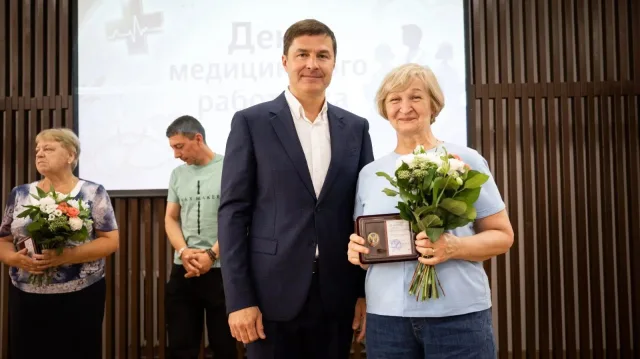 Три сертификата на жилье вручили люберецким врачам накануне профессионального праздника