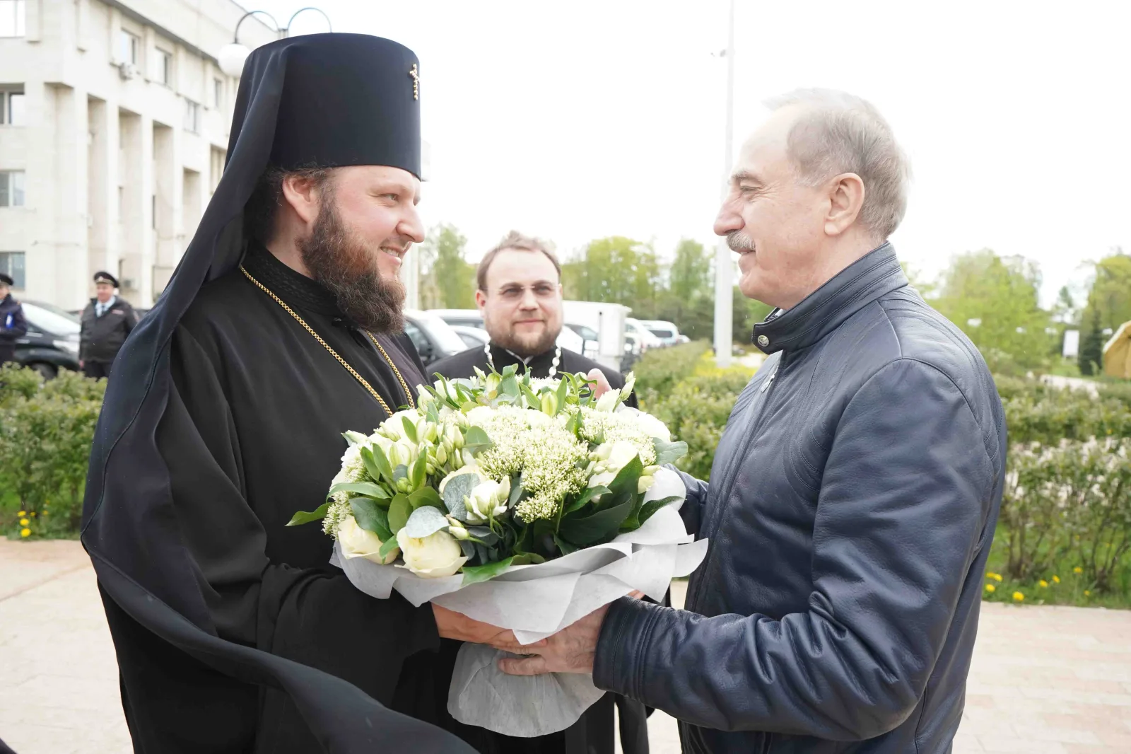 Архиепископ Подольский и Люберецкий Аксий и глава округа Владимир Ружицкий посетили Пасхальный фестиваль в Люберцах