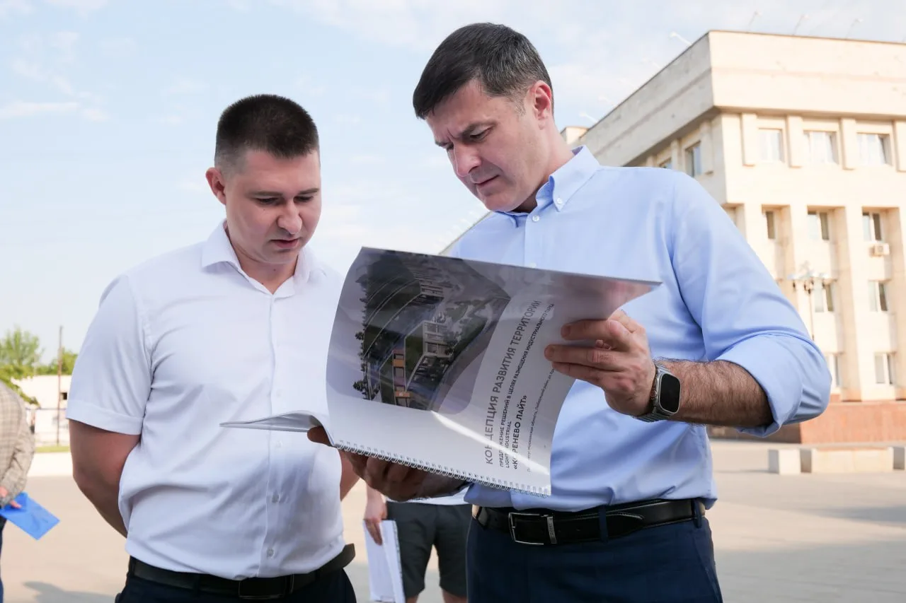 Выездная администрация возле Картинной галереи на ул. Звуковая, д. 3