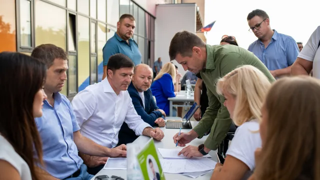 Встреча с жителями в формате выездной администрации 21.08.2024 г. во дворе школы № 28 на ул. Вертолётная